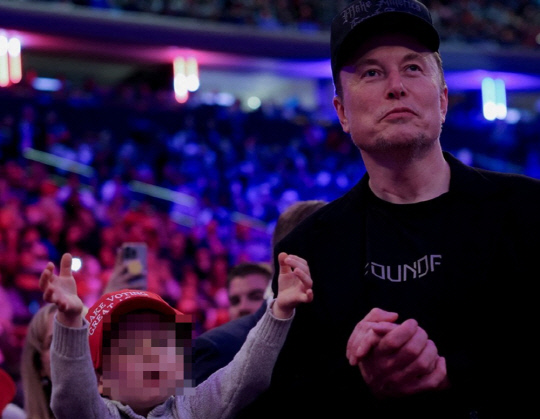 머스크(오른쪽)와 그의 아들.<로이터 연합뉴스 자료사진>